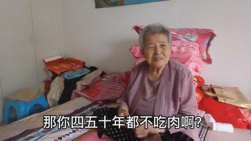 老太太吃瓜拿蒲扇视频播放,老太太吃瓜挥蒲扇，温馨画面引网友共鸣