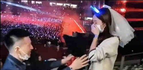 粉丝求婚张杰吃瓜视频,甜蜜瞬间引网友热议