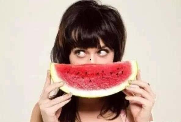 女子带西瓜吃瓜视频,女子带西瓜吃瓜视频走红网络